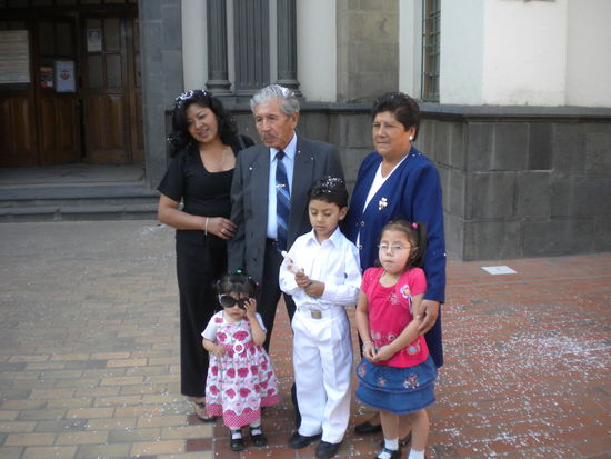 ... die stolzen Großeltern Elvira und Jorge und die stolze Mama Carmen ... Partick in weiß bei seiner Taufe ...