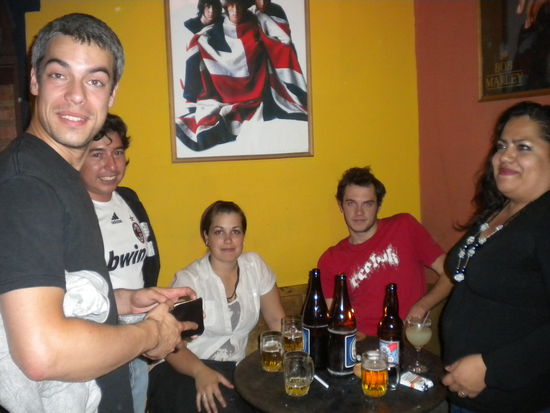 ... Oliver, Juan, Andrea, Miguel und Paula eine Lehrerin der Schule ...