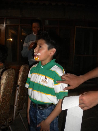 ... das ist obligatorisch, das Geburtstagskind wird mit dem Gesicht in die Torte gedrückt ...