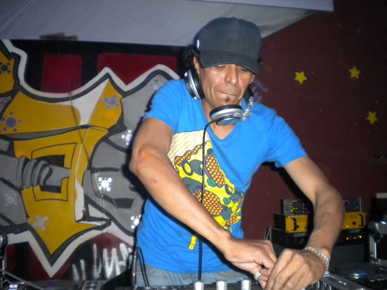 ... an der Arbeit, nämlich am Schrauben ....