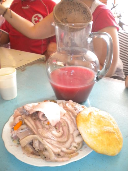 Hmm Carapina (das rote ist Chicha mit Erdbeeren) ... dagegen war das erste Essen nicht so toll: Schweinhaut und Fett mit Brot ... naja ...