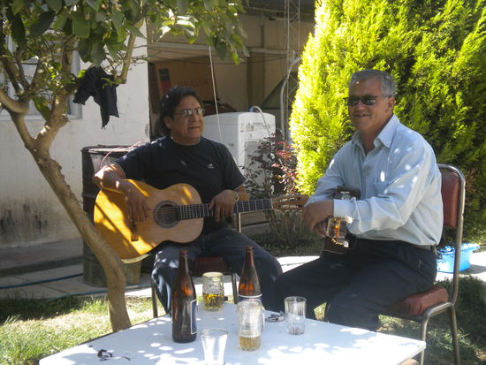 ... am nächsten Tag im Garten von Ivette und Christian ... Hugo und Wladi, die Meister der Gitarrenmusik ...