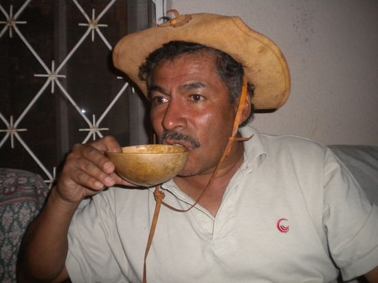 ... auch der Gastgeber musste die Turtuma (das Trinkgefäß) ansetzen ... der Hut ist typisch für den äußersten Süden Boliviens, aus dem Christian ursprünglich stammt ...