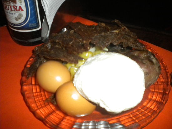 .... das war nicht so mein Fall ... getrocknetes Fleisch frittiert mir Käse, weichen Eiern und Mais ... genannt Charce