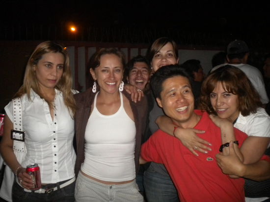 ... Bu unter Frauen, er fühlt sich wohl, nur im Hintergrund hat sich Juan ins Bild geschlichen ...