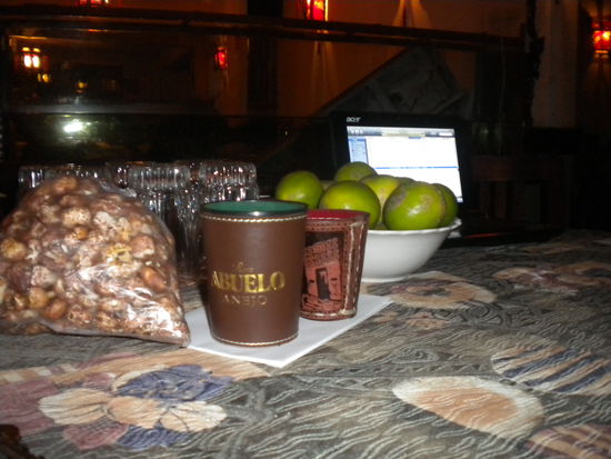 ... Vorbereitung zu einem lustigen Abend in meinem Haus mit Cacho und Abuelo (heißt übersetzt Opa ) - Abuelo ist ein Rum aus Panama ...