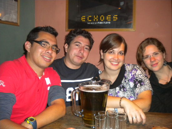 Luis, Juan, Andrea und Marlene und das wasserähnliche alkoholische Getränk ...