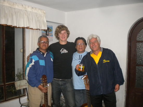 ... Gitarrengötter und ihr größter Fan ... nicht nur wegen meiner Größe, die Musik ist wirklich gut, habe viele tolle Videos ...