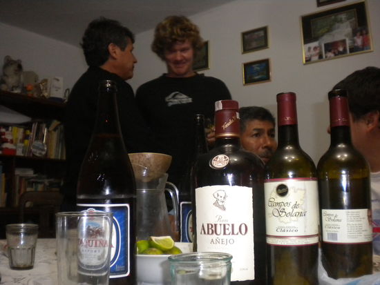 ... die Getränke des Abends ... Bier, Chicha, Rum und Wein ...