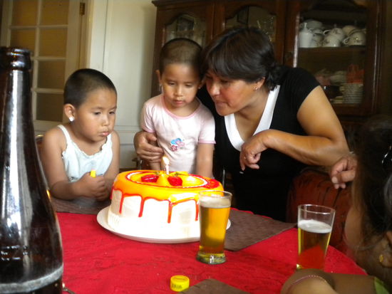 ... am Sonntag dann noch die Geburtstagsfeier von Ivette (hier mit ihren Enkelinnen) ... natürlich wurde auch Ivette in die Torte gedrückt... ein toller Brauch ...