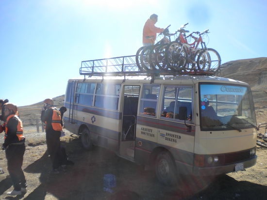 Noch ist es früh am morgen und die Bikes auf dem Dach ...