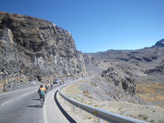 ... zum warm werden, downhill auf der Straße mit 60km/h und mehr ...