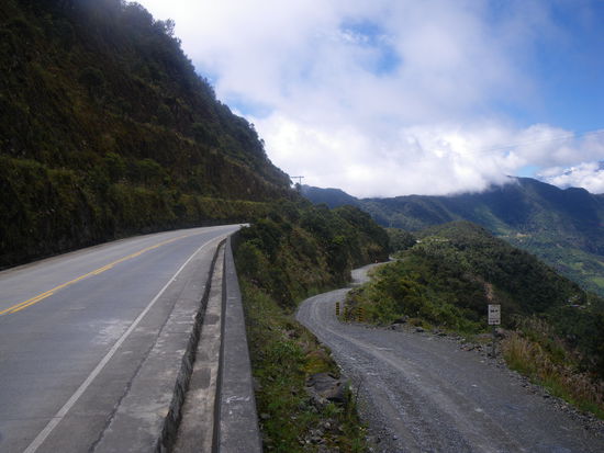 ... links die neue Straße und rechts die alte "gefährlichste Straße der Welt" ...