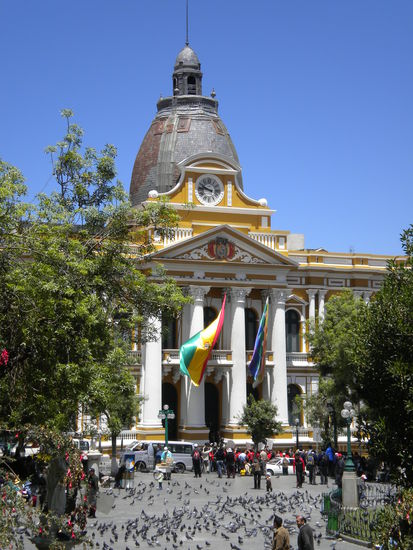 ... der Präsidentenpalast, typisch mit vielen Tauben ...