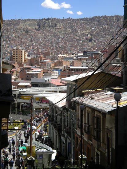 ... Stadtplaung gabs hier nicht ... wo Platz war wurde einfach gebaut so scheint es, die gegenüberliegenden Hügel voll gepackt ...
