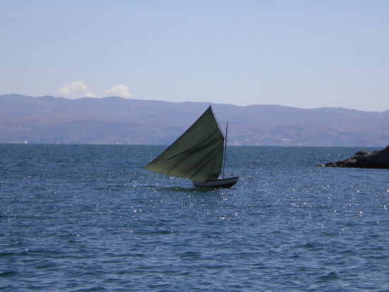 ... ein typisches Segelbötchen auf dem Lago Titicaca ...