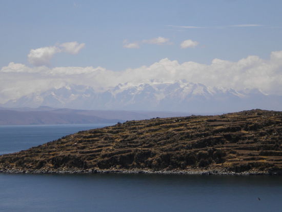 ... die Insel im Vordergrund und im Hintergrund die Anden mit den schneebedeckten Gipfeln ...