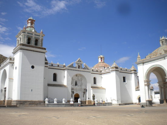 ... die Kirche, die eigentlich viel zu groß ist für diesen winzigen Ort ...
