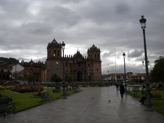 ... erster Tag in Cusco ... grau und Regen mit Blick über den Plaza de Armas ...