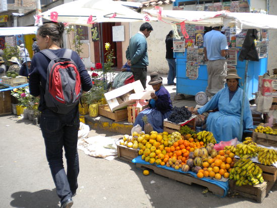 Markttag in Puno ... die Cholitas bringen alles mögliche in die Stadt, hier Obst ...