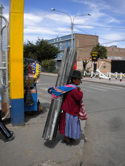 ... und hier eine Cholita, die mal richtig gewichte auf dem Rücken trägt ... in diesen Bunten tüchern wird alles getragen von Babys bis hin zu Metall ...