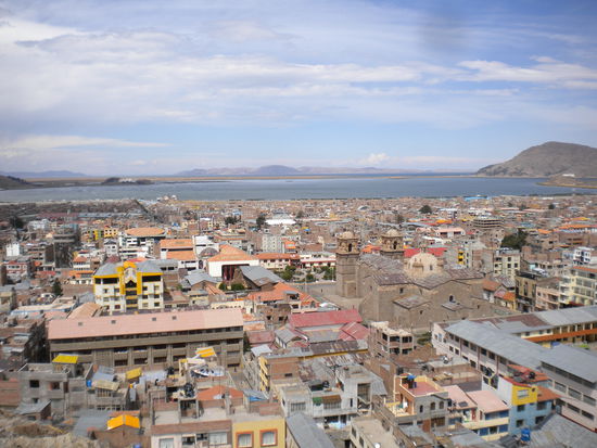 ... ein Blick auf den peruanischen Teil des Titicacasees und auf die Stadt Puno ...