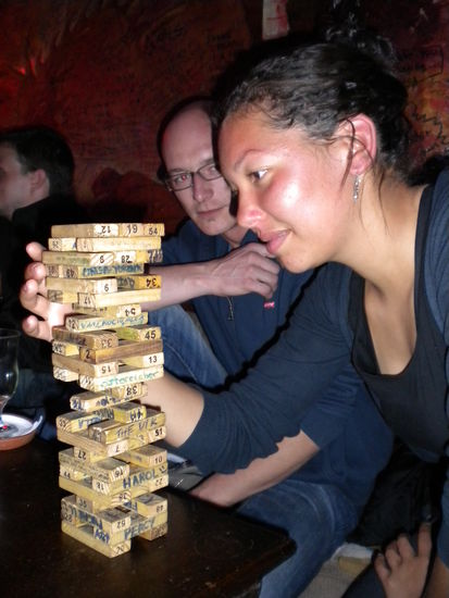 ... Konzentration und Fingerspitzengefühl beim Jenga spielen ... man beachte die Lagen 11, 12 und 13, die nur noch aus einem Stein bestanden ... Profis am Werk.