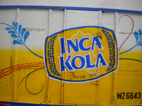 ... ja im ehemaligen Reich der Inkas gibts es auch ne eigene Cola (bei McDonalds erhältlich unter anderem) ... und natürlich gehört auch diese Marke zum großen Bruder "Coca Cola" ...