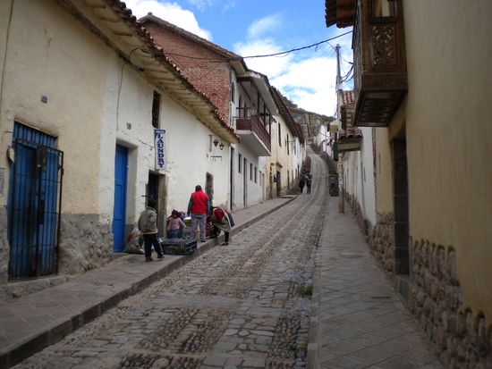 ... diesen steilen Weg aus die Stadt und man ist in ...