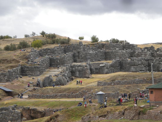 ... eine Inkaruine, die wirklich beeindruckend ist ... die Menschen zeigen den Maßstab an ...