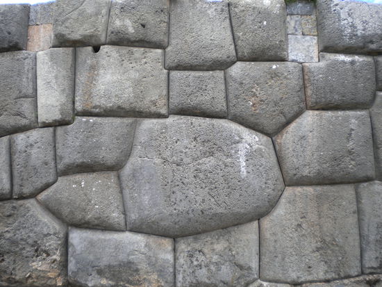 ... riesige Steinklötze, die so gelegt wurden, dass nicht mal ein Grashalm dazwischen passt, auch nach hunderten Jahren nicht von Erdbeben beeinträchtigt ...