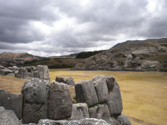 ... ein Blick über die Mauern, auf den riesigen Vorplatz ...