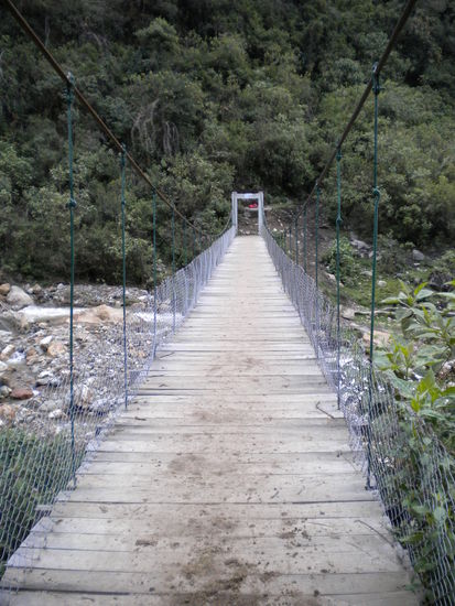 ... coole Hängebrücke, wo wir ordenlich drauf umhergehüpft sind, so dass einige Angst bekamen ... hihi