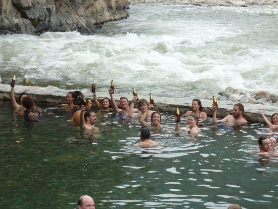 ... das verdiente Bier in dem heißen Pool ... übrigens wurde auch dieser total zerstört von der Flut Anfang des Jahres ...
