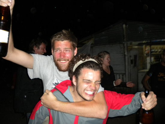 ... hier muss der Arme Brasilianer den 2,05m großen deutschen tragen ...