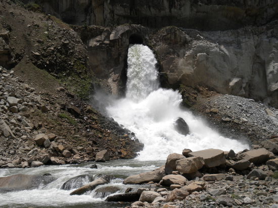 hier kommt das Wasser mit einer Gewalt aus dem Berg geschossen, dass es nur so kracht ...