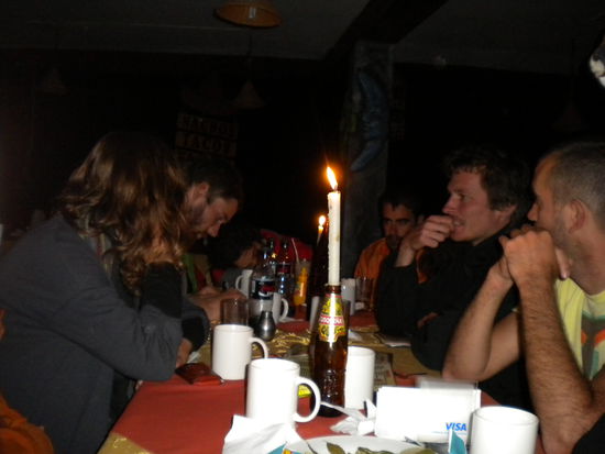 ... Kerzenschein bei Stromausfall, hier hat jeder immer Kerzen bei Hand ...