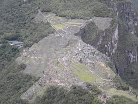 ... Machu Pichu vom Wayna Pichu aus ... übrigens soll der Besucheransturm limitiert werden auf 4000 am Tag, da Machu Pichu immer mehr sinkt ...