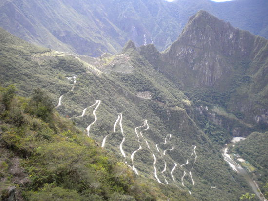 ... Blick auf Machu und Wayna vom Sonnentor aus ... auch die Straße der Busse der ist zu sehen und wir sind morgens quer durch den Wald hoch ...