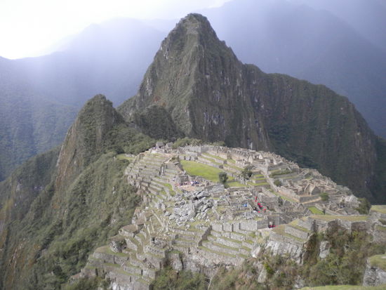 auf dem Weg zur Inkabrücke ... Regen über Wayna und Machu Pichu ... echt beeindruckend ...