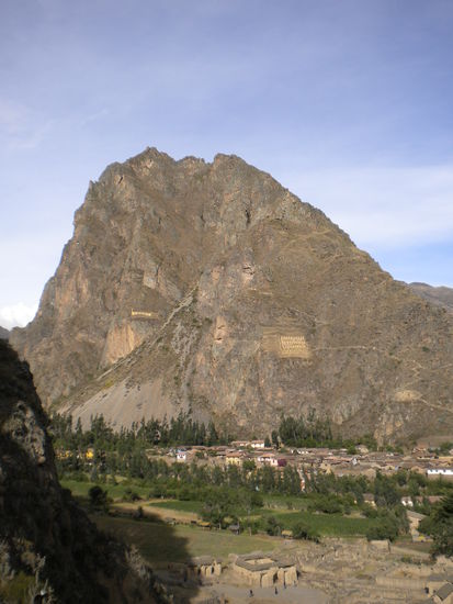 ... in diesem gegenüberliegenden Berg gab es übrigens mehrstöckige Häuser, eigentlich nichts besonderes, aber dort sind die Inkas hin und haben ihr Essen gelagert, weiter weg ging es wohl nicht ...