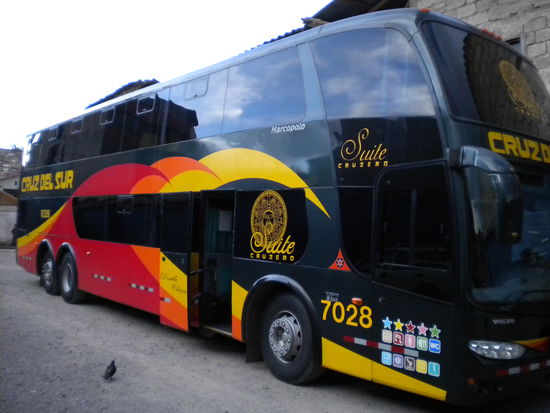 ... diese Busse sind riesige Luxusgefährte, die GPS überwacht werden und vor dem Einsteigen wird man gefilmt und dann noch mal auf seinem Platz ... Sicherheit ...