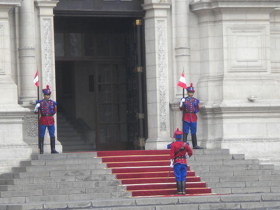 ... Wachablösung am Palast der Regierung ...