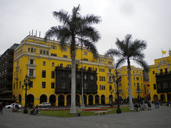 ... hässliche gelbe Gebäude am Plaza de Armas ...