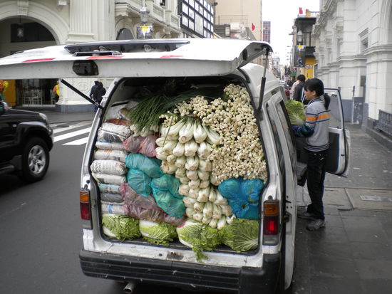 ... Abteilung kurioses ... ein chinesisches Pärchen vor ihrem Restaurant mit einigem Gemüse ...