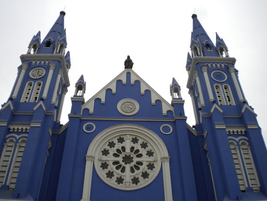 ... nach gelben Häusern, auch eine blaue Kirche, wem es gefällt ...