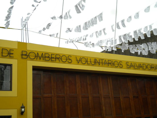 ... mehr kurioses  hier kann mal wohl bei den "Bombenlegern" voluntieren? - Bomberos sind die Feuerwehrmänner in Südamerika, cooler Name oder? ...