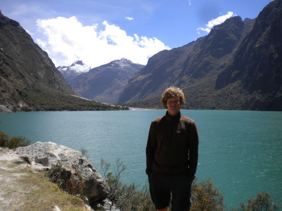 ... ein toller Gletschersee und im Hintergrung die ersten Gipfel ...