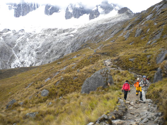 ... noch verdecken die Wolken die Gipfel ... dennoch ein wirklich schöner Wanderweg ...