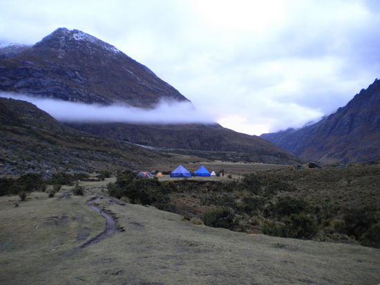 ... die Zeltstadt umgeben von Bergketten ...